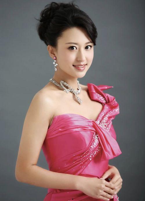 原河北主持人黄玲照片,河北荧屏上的璀璨明珠