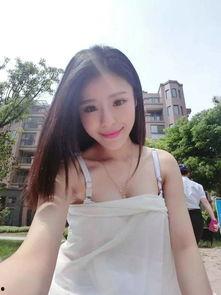 美女主播玩手机,美女主播的指尖娱乐时光