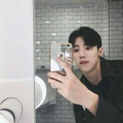 韩国网红男照片,魅力四溢，引人瞩目”